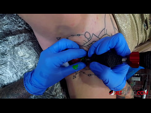❤️ Ārkārtīgi tetovēta hottie Sully Savage ieguva tetovējumu uz viņas klitora Duršanās video pie lv.kiss-x-max.ru