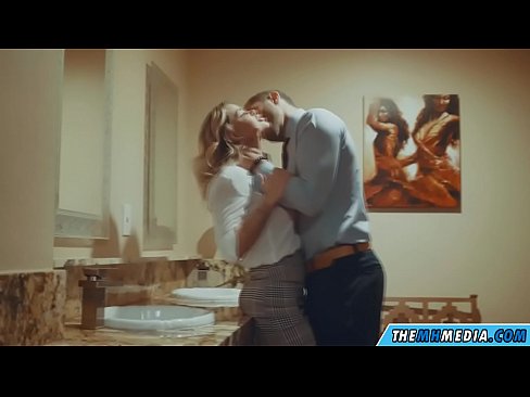 ❤️ Kad krūtiska blondīne pavedina tevi publiskā tualetē Duršanās video pie lv.kiss-x-max.ru